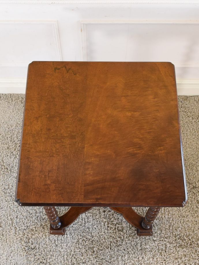 アンティークのサイドテーブルの天板