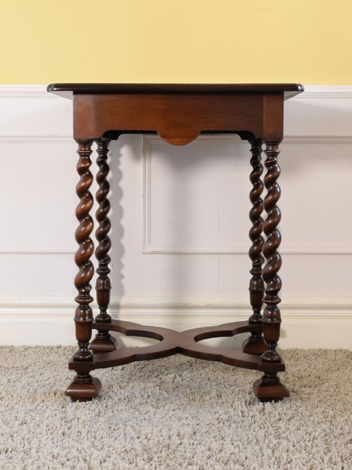 オケージョナルテーブルの側面