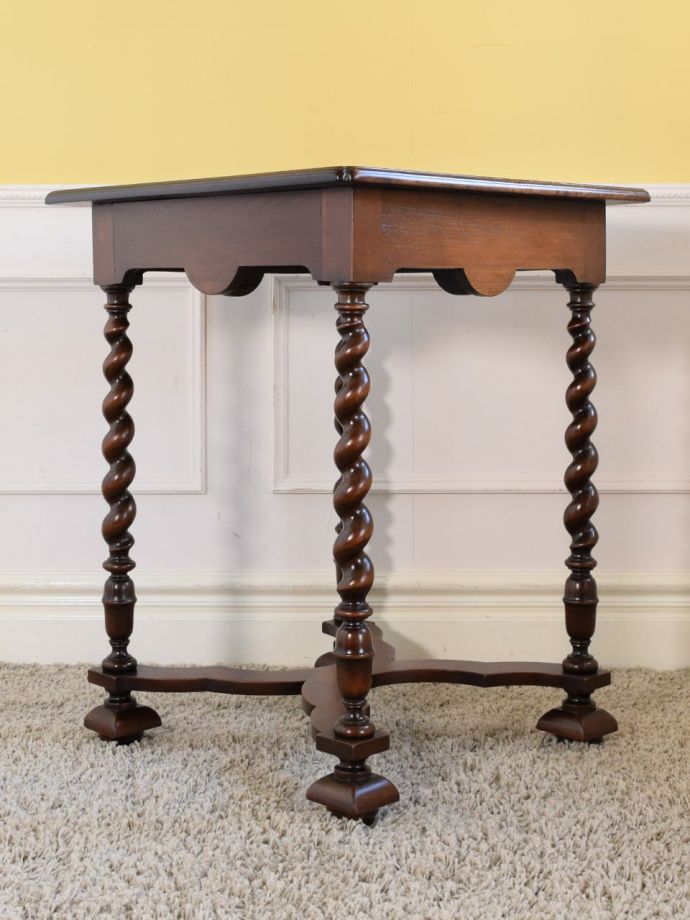 どこから見てもキレイなサイドテーブル