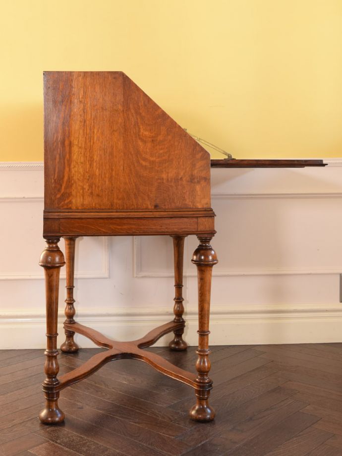 ライティングビューローの側面