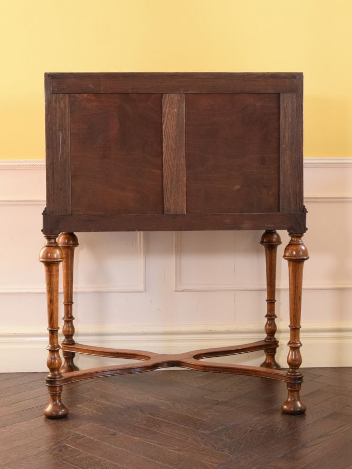 ライティングビューローの後ろ姿