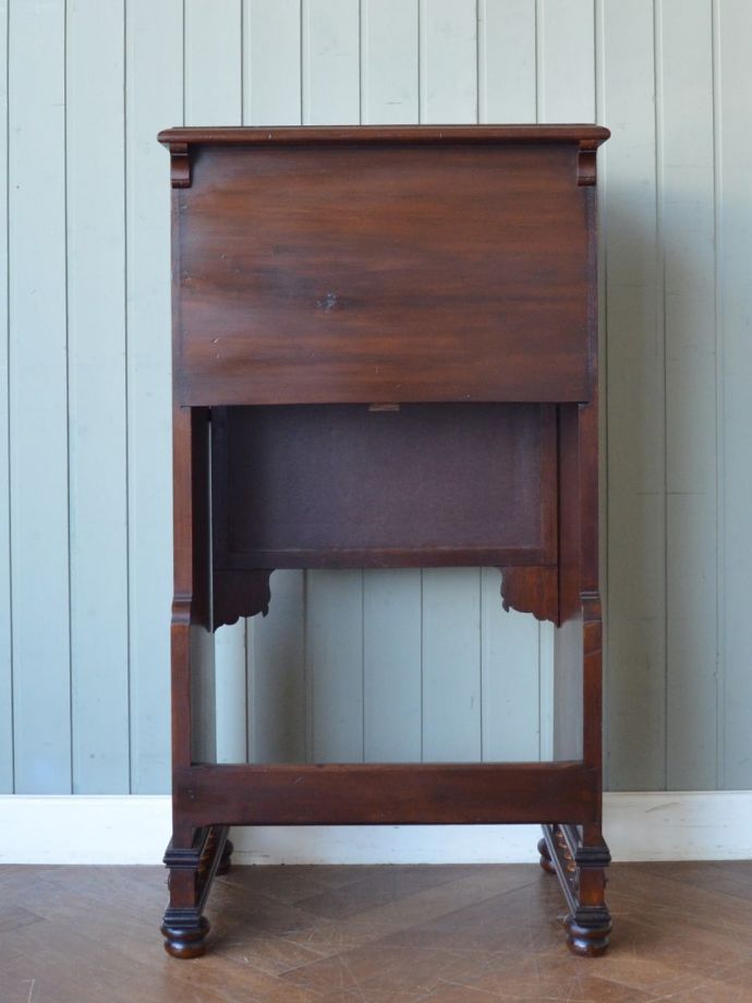 ビューローの後ろ姿