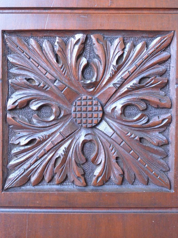 ビューローの華やかな装飾