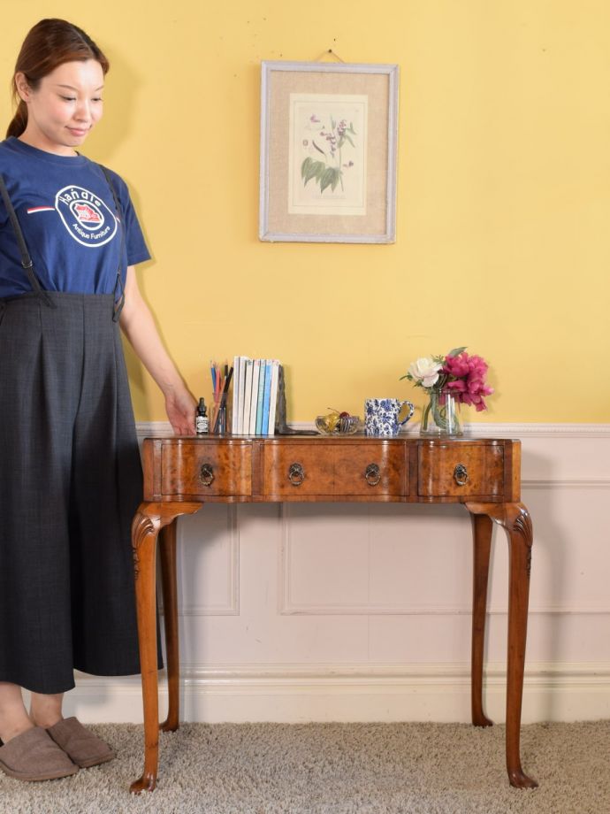 アンティークのコンソールテーブル