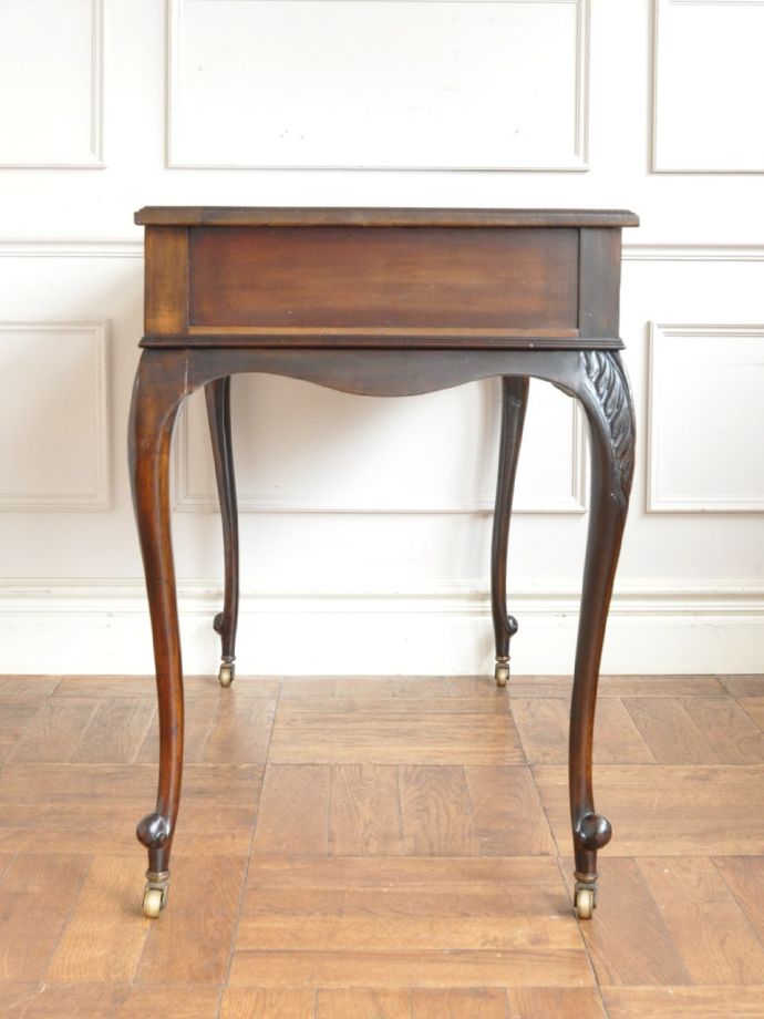 書斎デスクの側面