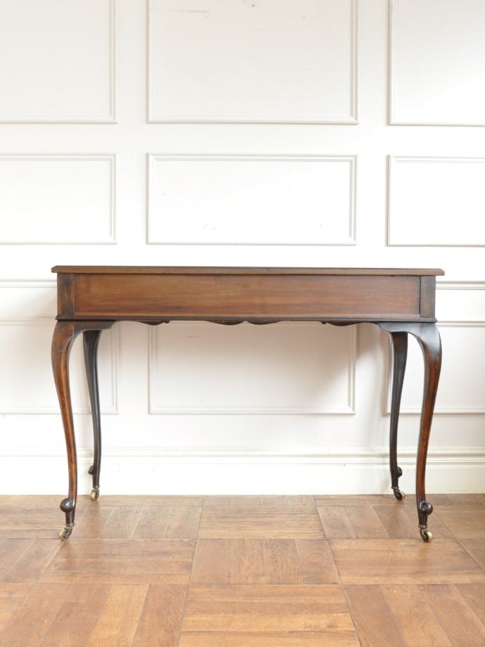 アンティークデスクの後ろ姿