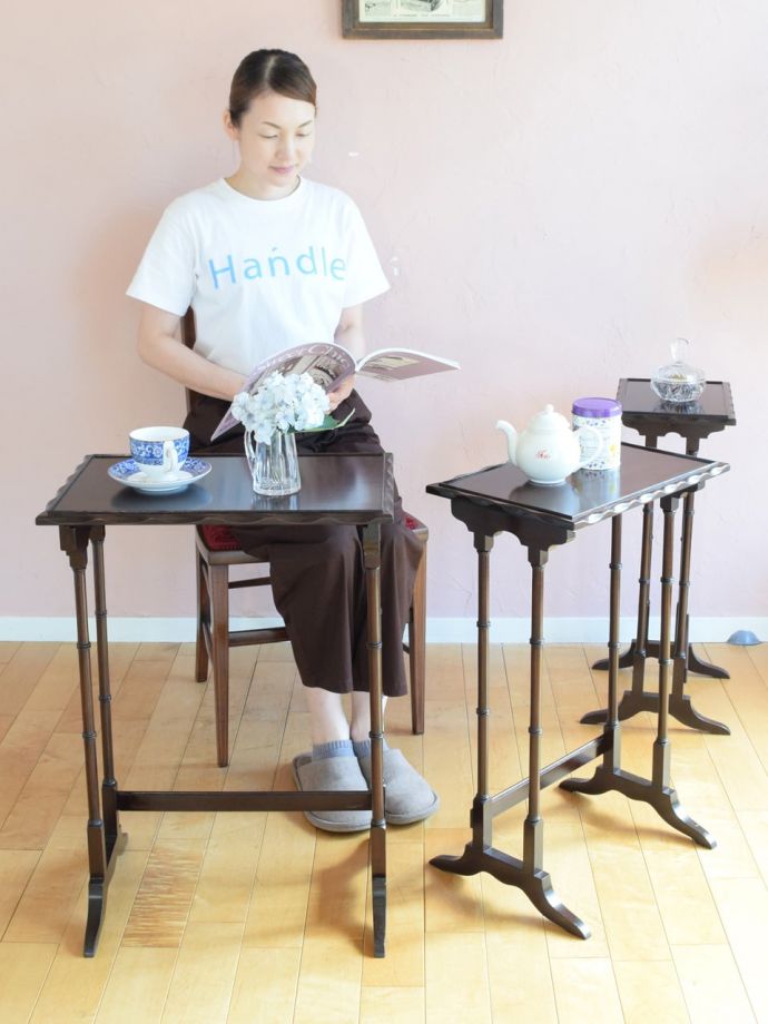 アンティークのネストテーブル