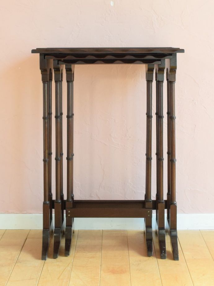 ネストテーブルの横顔