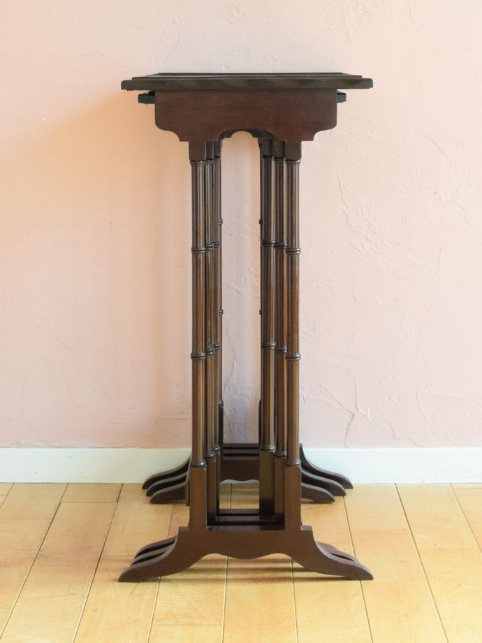 アンティークのネストテーブル