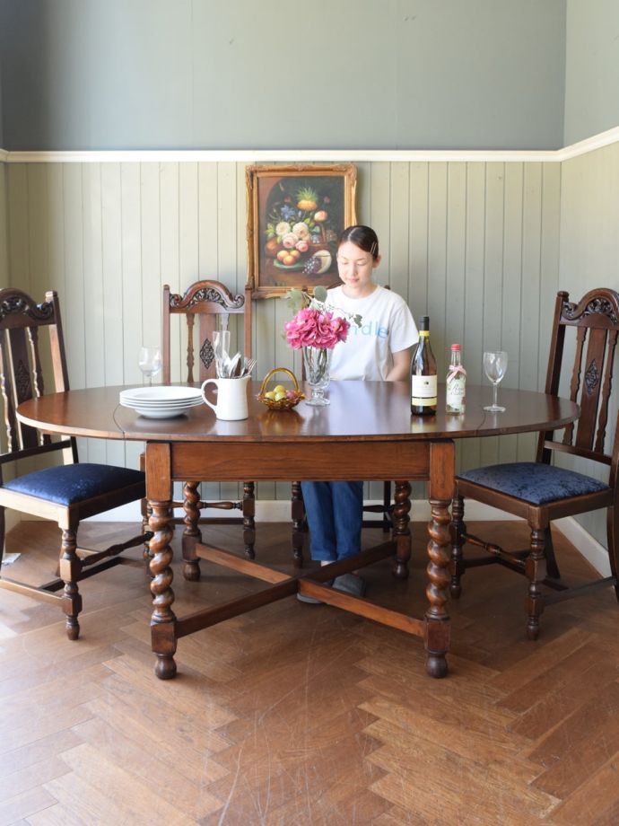 アンティークの伸長式ダイニングテーブル