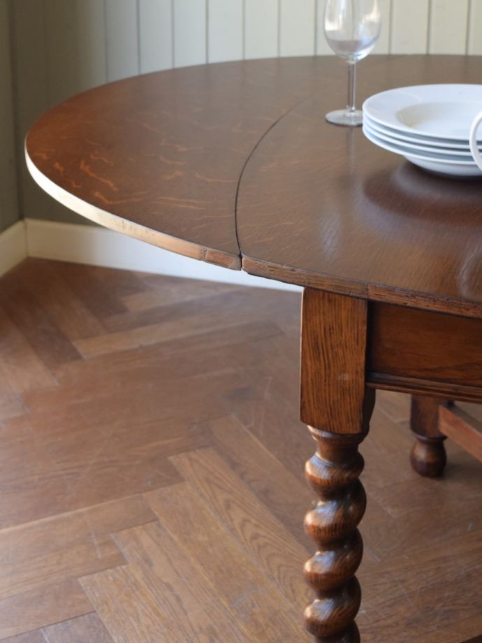 伸長式のおしゃれなアンティークテーブル