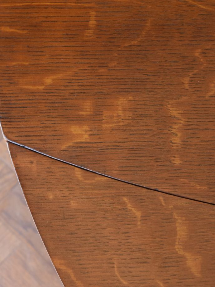 アンティークテーブルの木目