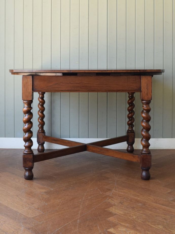 伸長式テーブルの側面