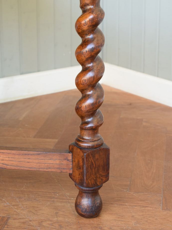 アンティークテーブルの脚