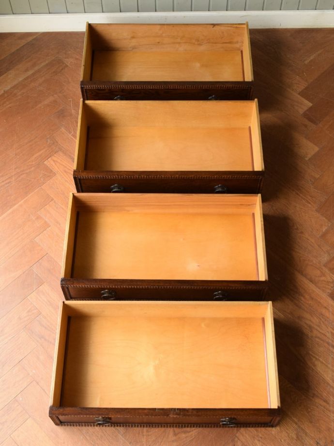 アンティークチェストの引き出しの中