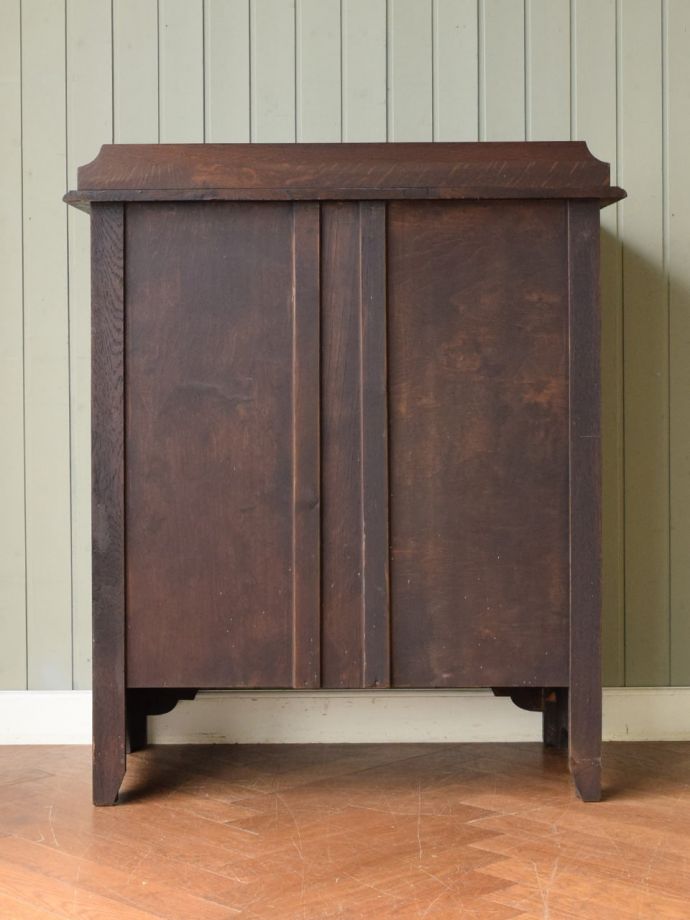 アンティークチェストの後ろ姿