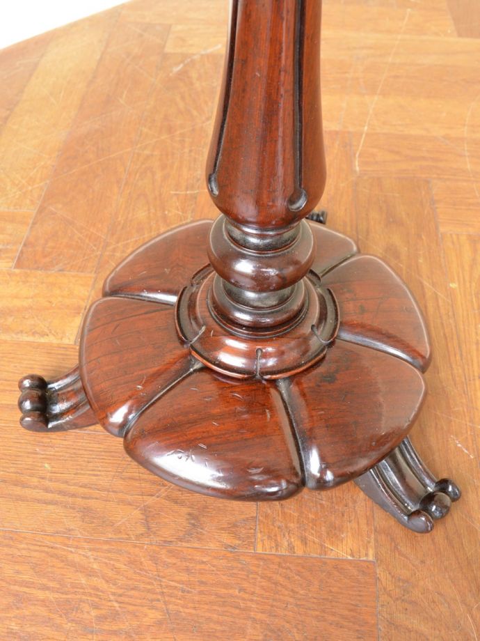 スクリーンの脚