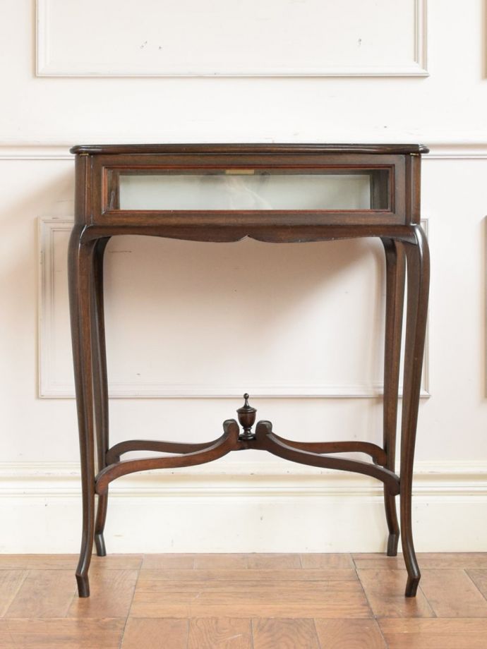 アンティーク家具の後ろ姿