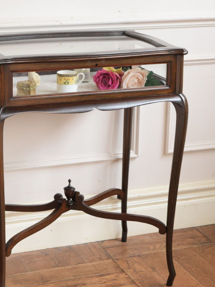 英国のアンティーク家具らしいデザイン