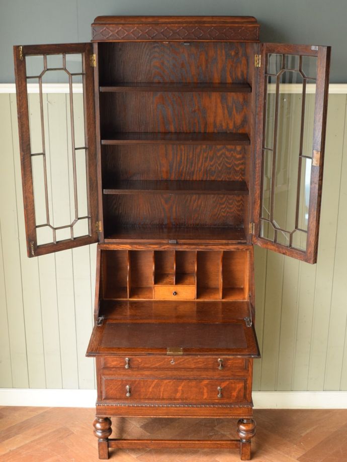 ビューローキャビネットの扉の中