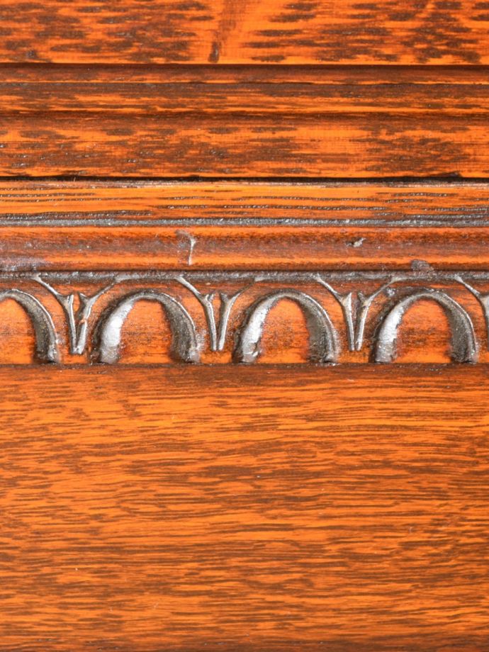 アンティークビューローブックケースの彫