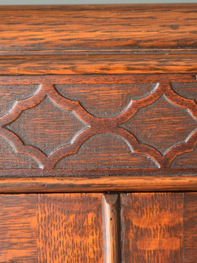 ビューローの華やかな装飾