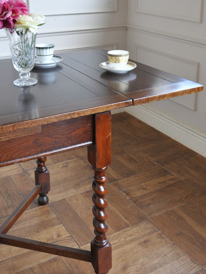 伸長式のおしゃれなアンティークテーブル