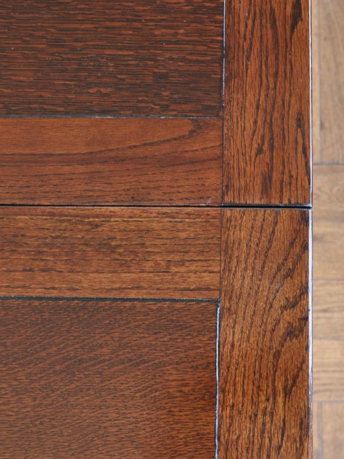 アンティークテーブルの木目