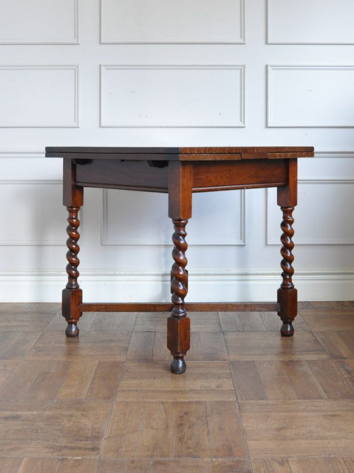 ドローリーフテーブルの横顔