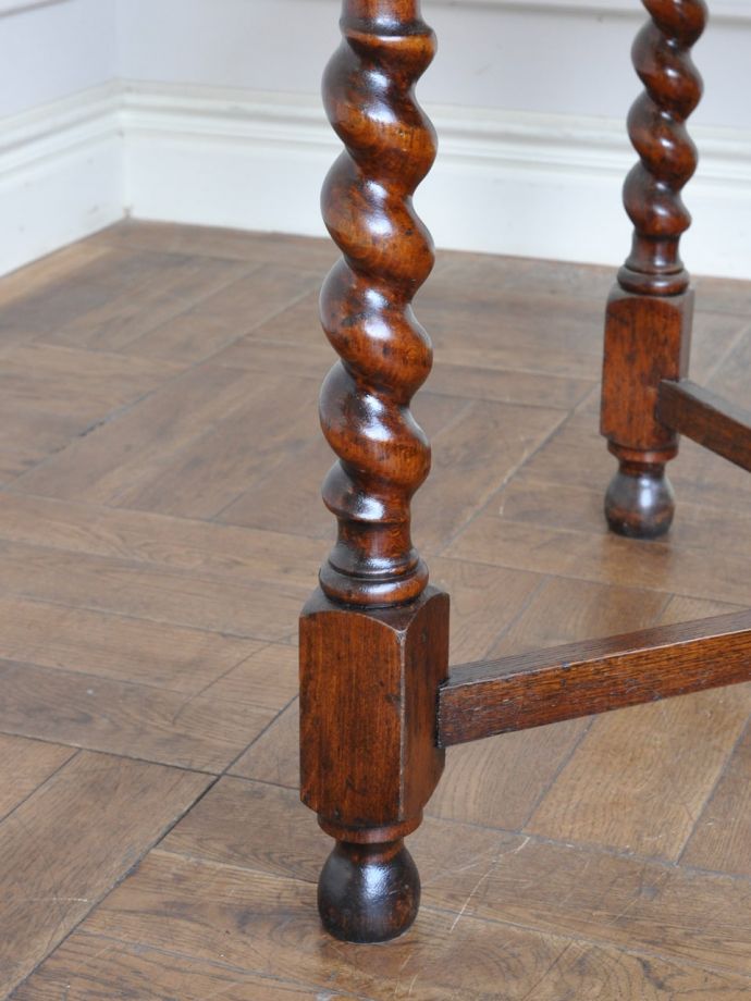 アンティークテーブルの脚