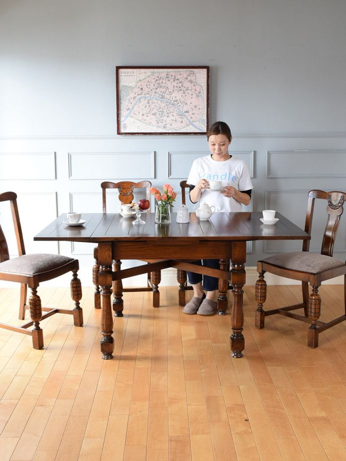 アンティークの伸長式テーブル