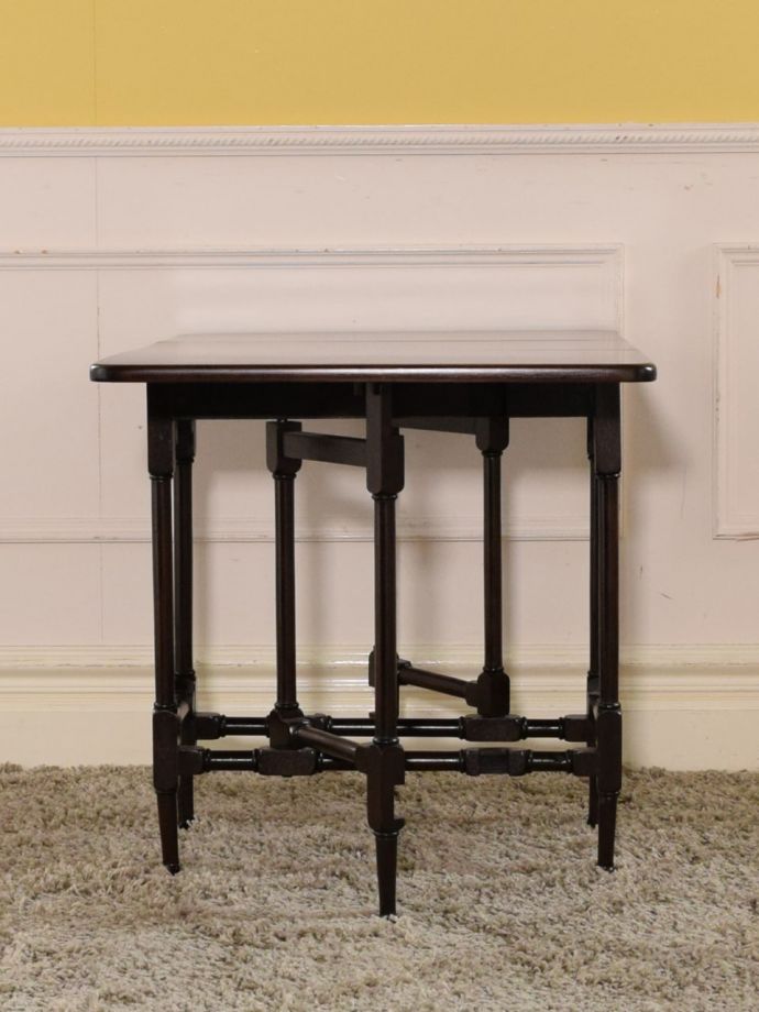 ゲートレッグテーブルの横顔