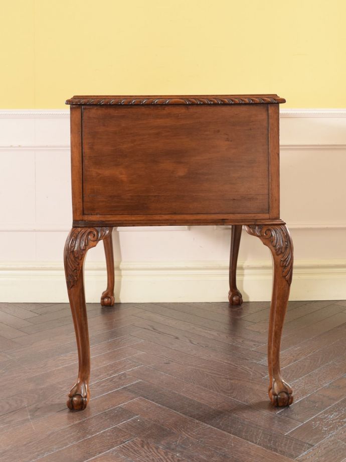 書斎デスクの側面