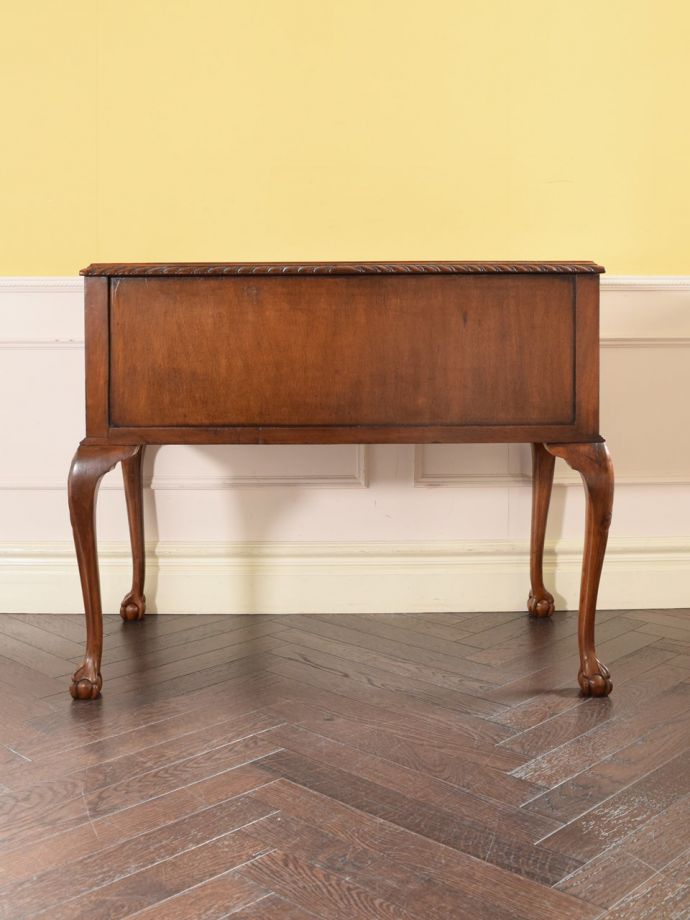 アンティークデスクの後ろ姿