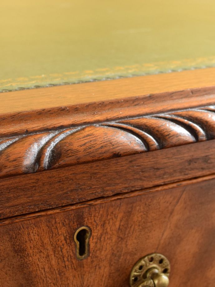 英国のアンティーク家具らしい彫