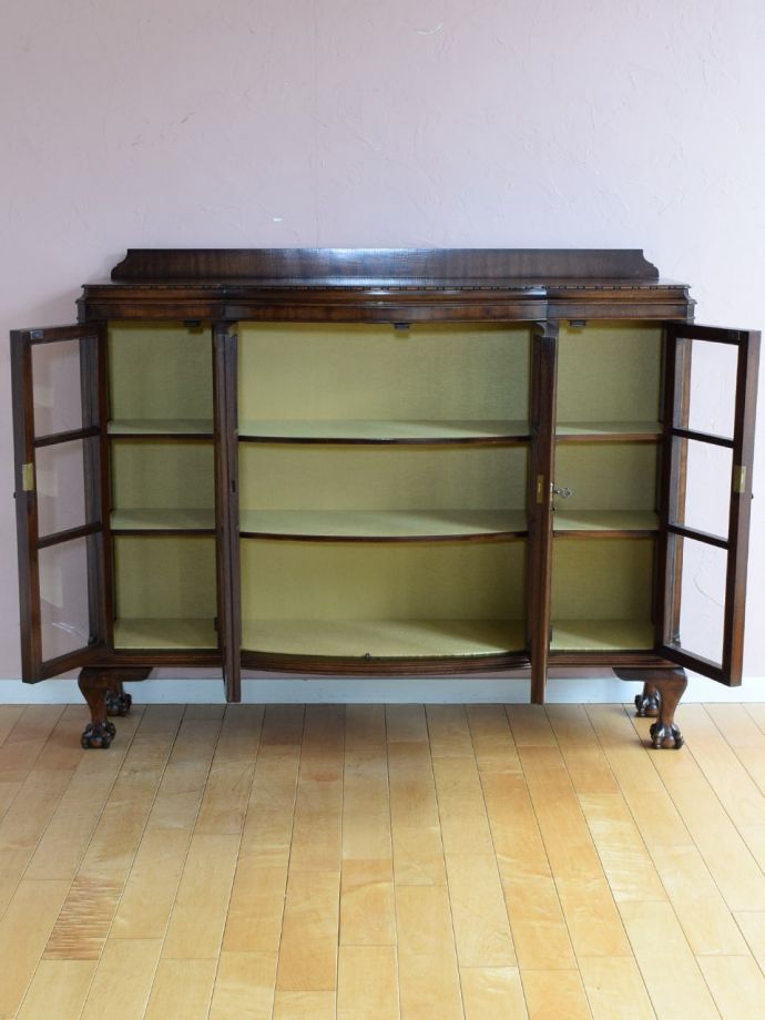 ガラスキャビネットの扉の中