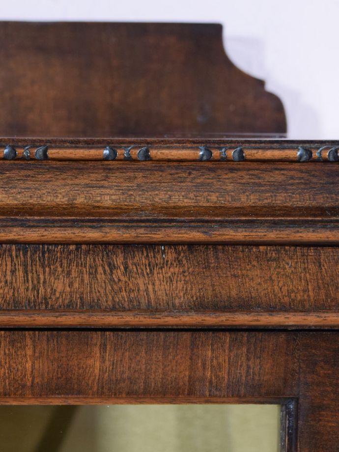 英国アンティーク家具らしい彫