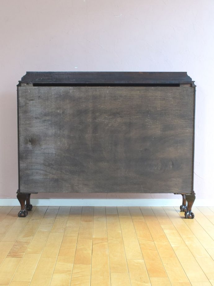 キャビネットの後ろ姿