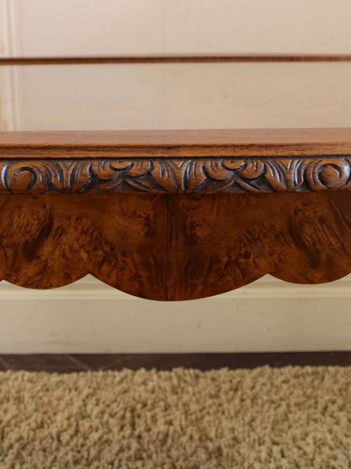 英国アンティーク家具らしい装飾