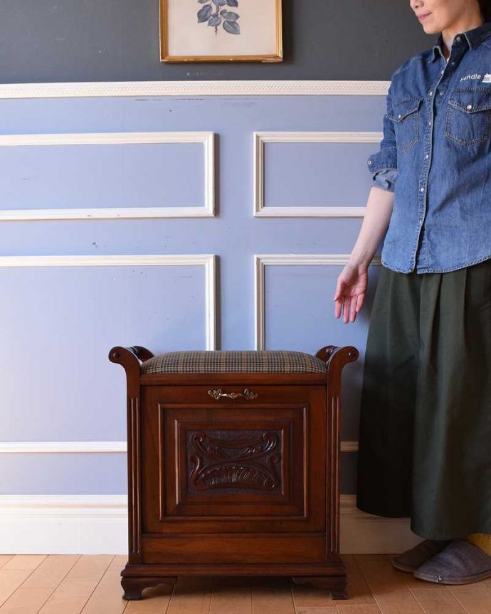 スツール・オットマン　アンティーク チェア　英国から届いたアンティークチェア、収納付きのスツール（ピアノスツール）。楽譜が収納できるめずらしいスツールスツールと言うより家具と言った方がいいほど美しい細工が施されたピアノスツール。(q-272-c)