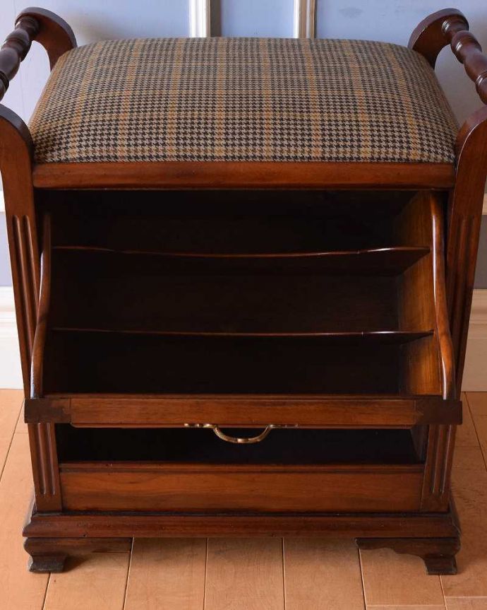 スツール・オットマン　アンティーク チェア　英国から届いたアンティークチェア、収納付きのスツール（ピアノスツール）。座面の下の扉を開くと･･･結構たっぷり収納できる収納は、もともと楽譜を入れるために作られた収納。(q-272-c)