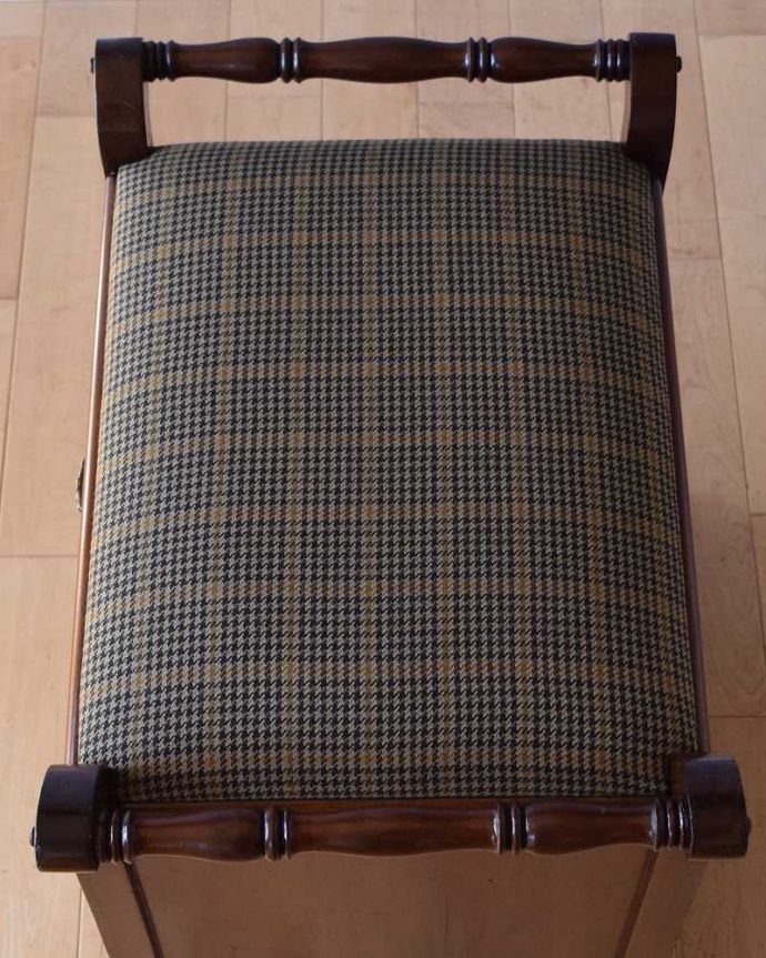 スツール・オットマン　アンティーク チェア　英国から届いたアンティークチェア、収納付きのスツール（ピアノスツール）。上から座面を見てみましょう座面は新しく張り替えたのでキレイです。(q-272-c)