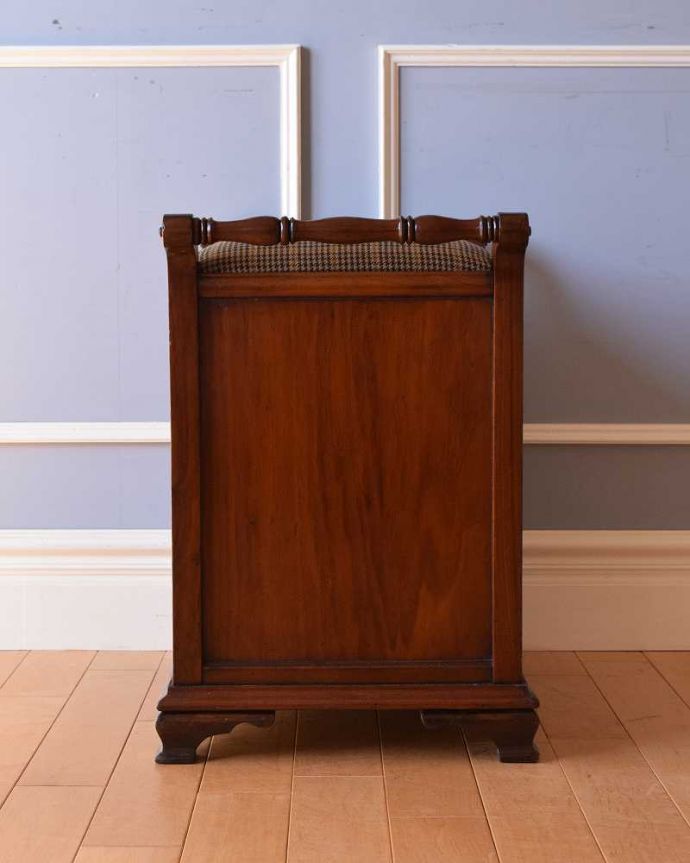 スツール・オットマン　アンティーク チェア　英国から届いたアンティークチェア、収納付きのスツール（ピアノスツール）。気品の感じられる横顔どの角度から見ても優雅なフォルムは変りません。(q-272-c)