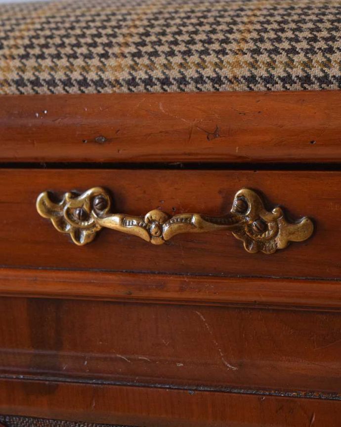 スツール・オットマン　アンティーク チェア　英国から届いたアンティークチェア、収納付きのスツール（ピアノスツール）。取っ手にもアンティークらしさ引き出しの取っ手は、まるでジュエリーのよう。(q-272-c)