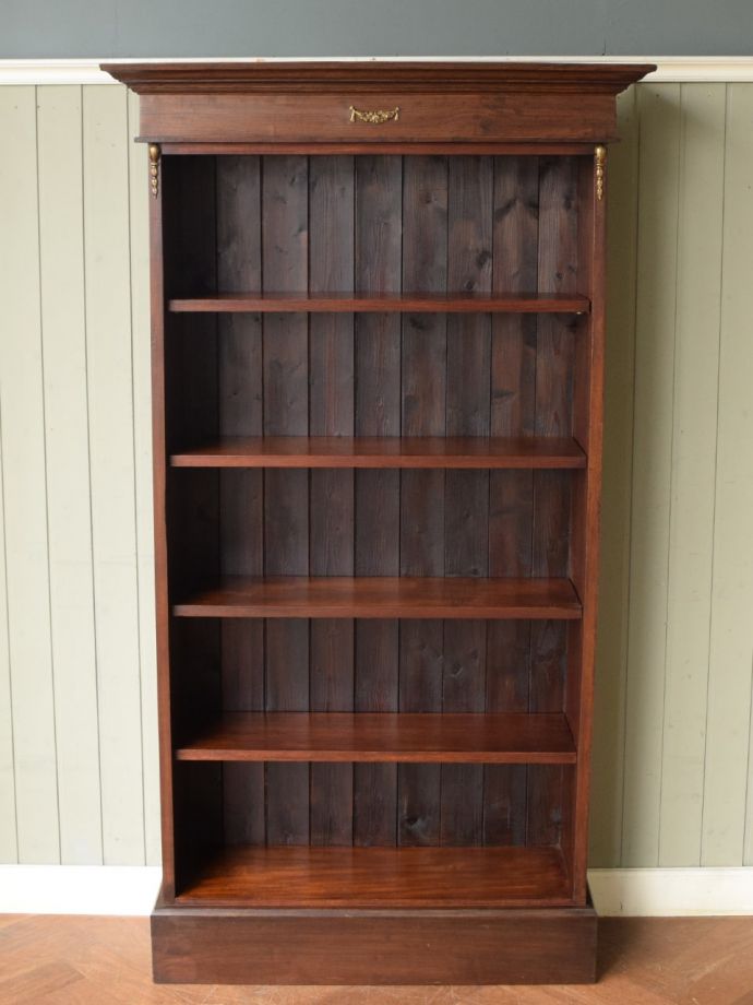 アンティークキャビネットの中