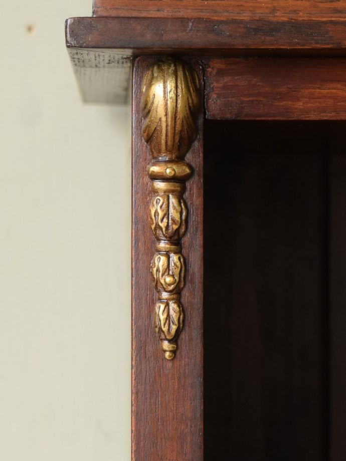 英国アンティークらしい装飾