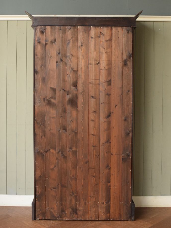 オープンシェルフの後ろ姿