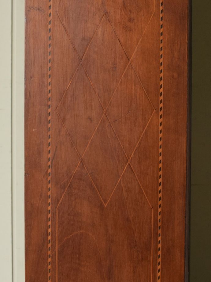 本棚のサイドに施された装飾