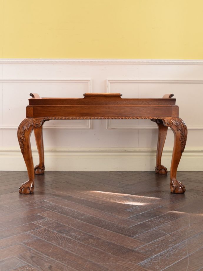 コーヒーテーブルの後ろ姿