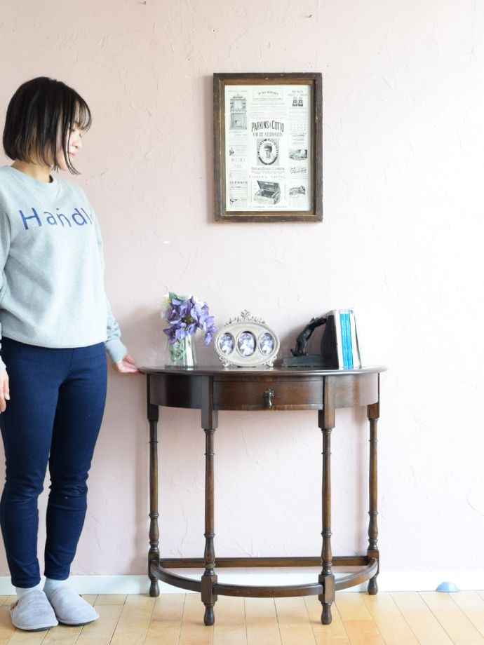 英国アンティークのコンソールテーブル